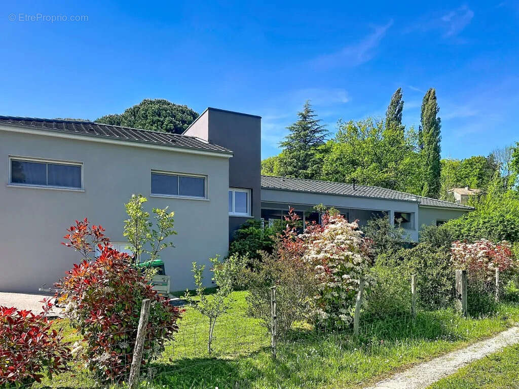 Villa contemporaine avec piscine. - photo 2