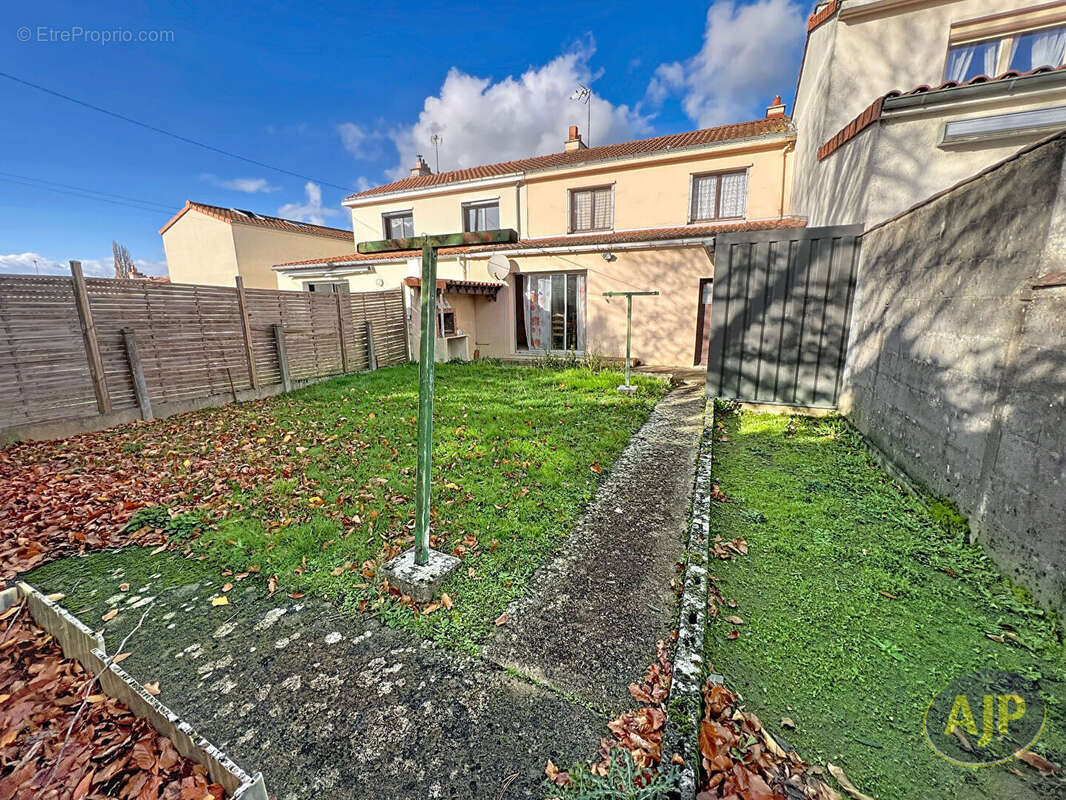 Maison à SAINT-MACAIRE-EN-MAUGES