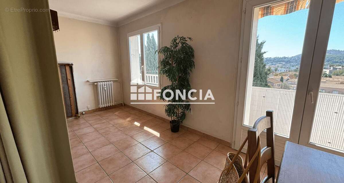 HYERE, EN DERNIER ETAGE, T3/4 traversant et lumineux avec cave et large parking - photo 4