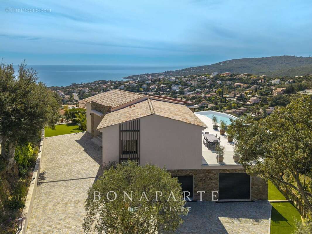 LES ISSAMBRES : Villa contemporaine d’exception – 257 m² habitables – Vue mer panoramique - photo 18