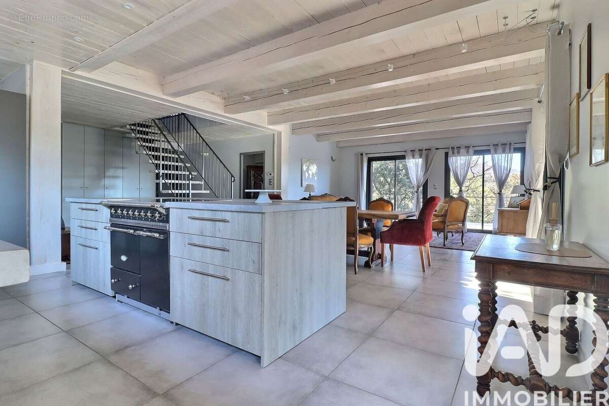 Maison 305 m² à Chateauvert  - photo 7