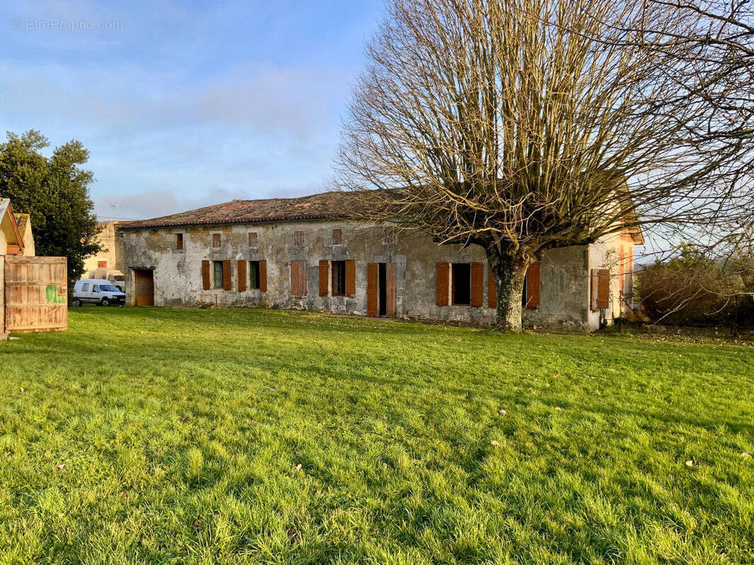 Maison à NIEUL-LE-VIROUIL