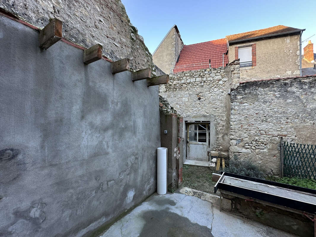 Immeuble de 180m2 à rénover. Toiture et plancher neufs. - photo 2