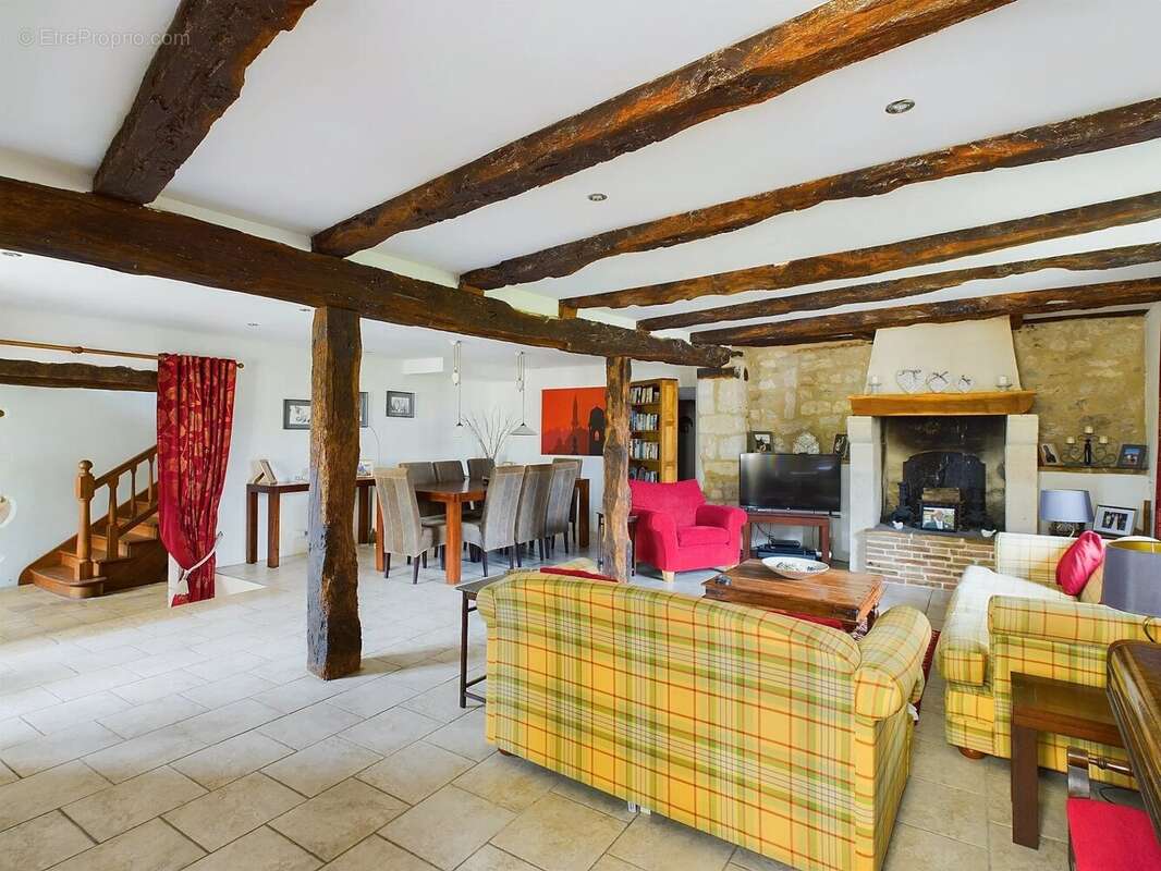 Bel ensemble comprenant deux maisons avec piscine et 1 ha de terrain avec des vues sublimes - photo 7