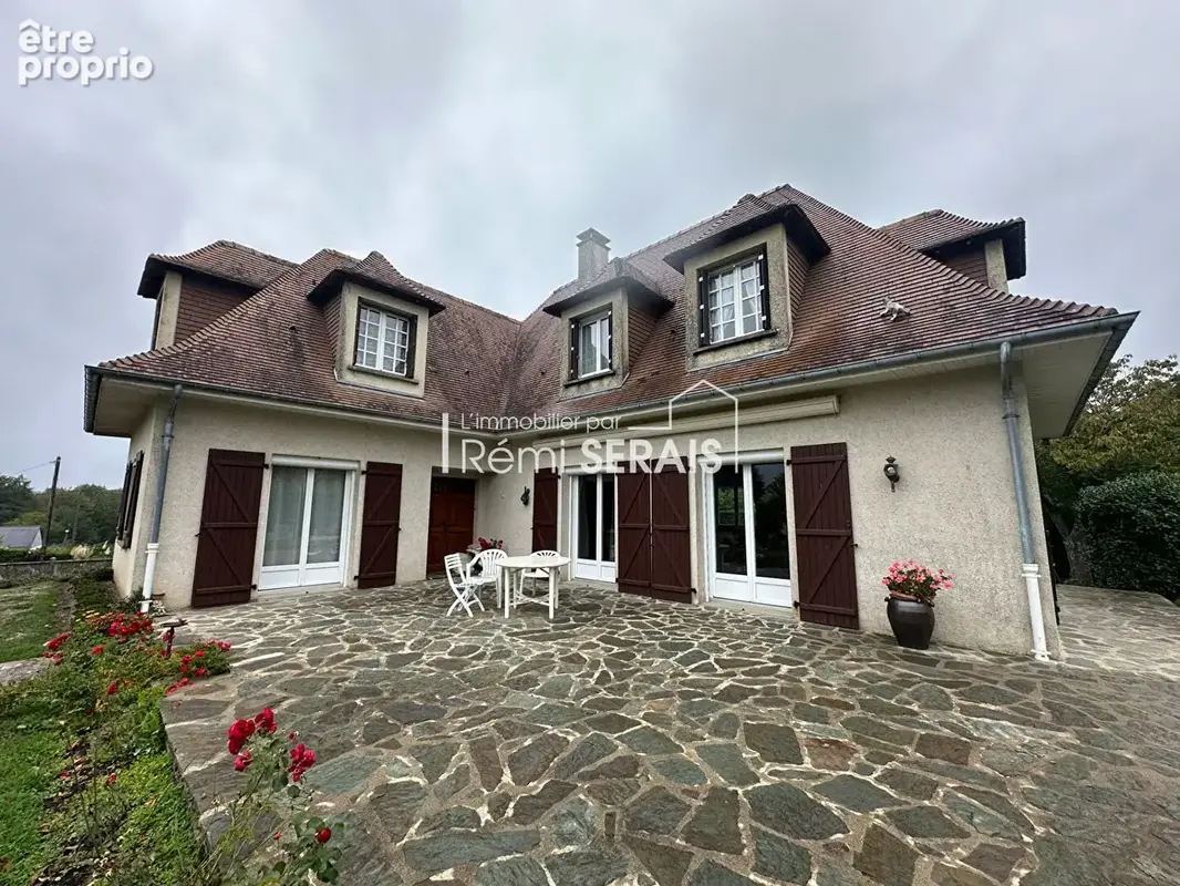 À FLERS Du caractère, de l'espace et une dépendance : une maison aux multiples possibilités - photo 1