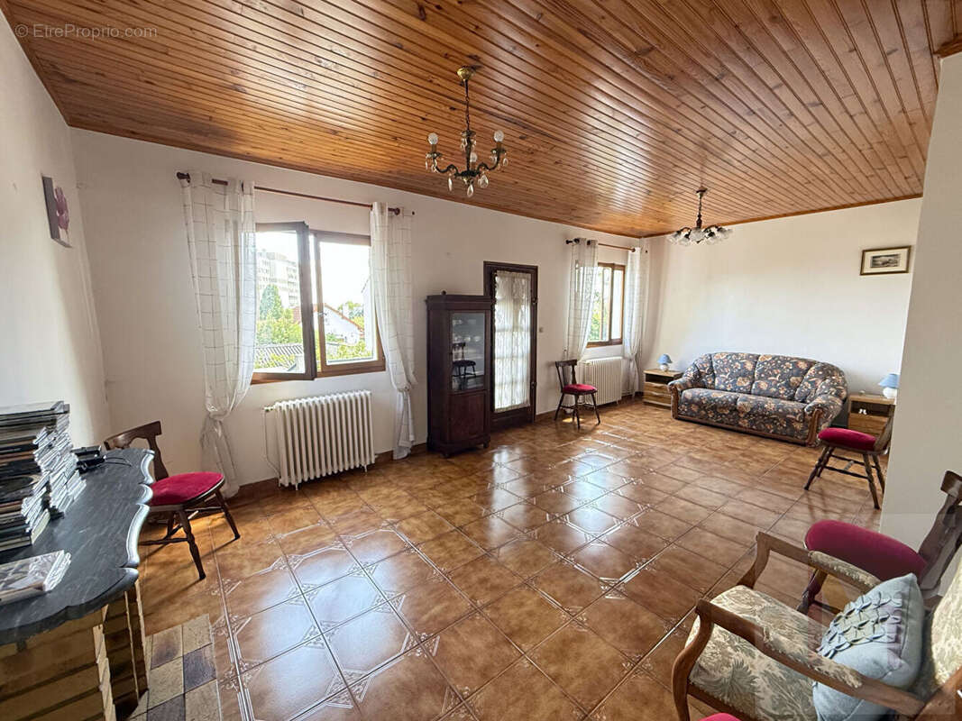 Maison avec garage, jardin sur 590 m² de terrain. - photo 7