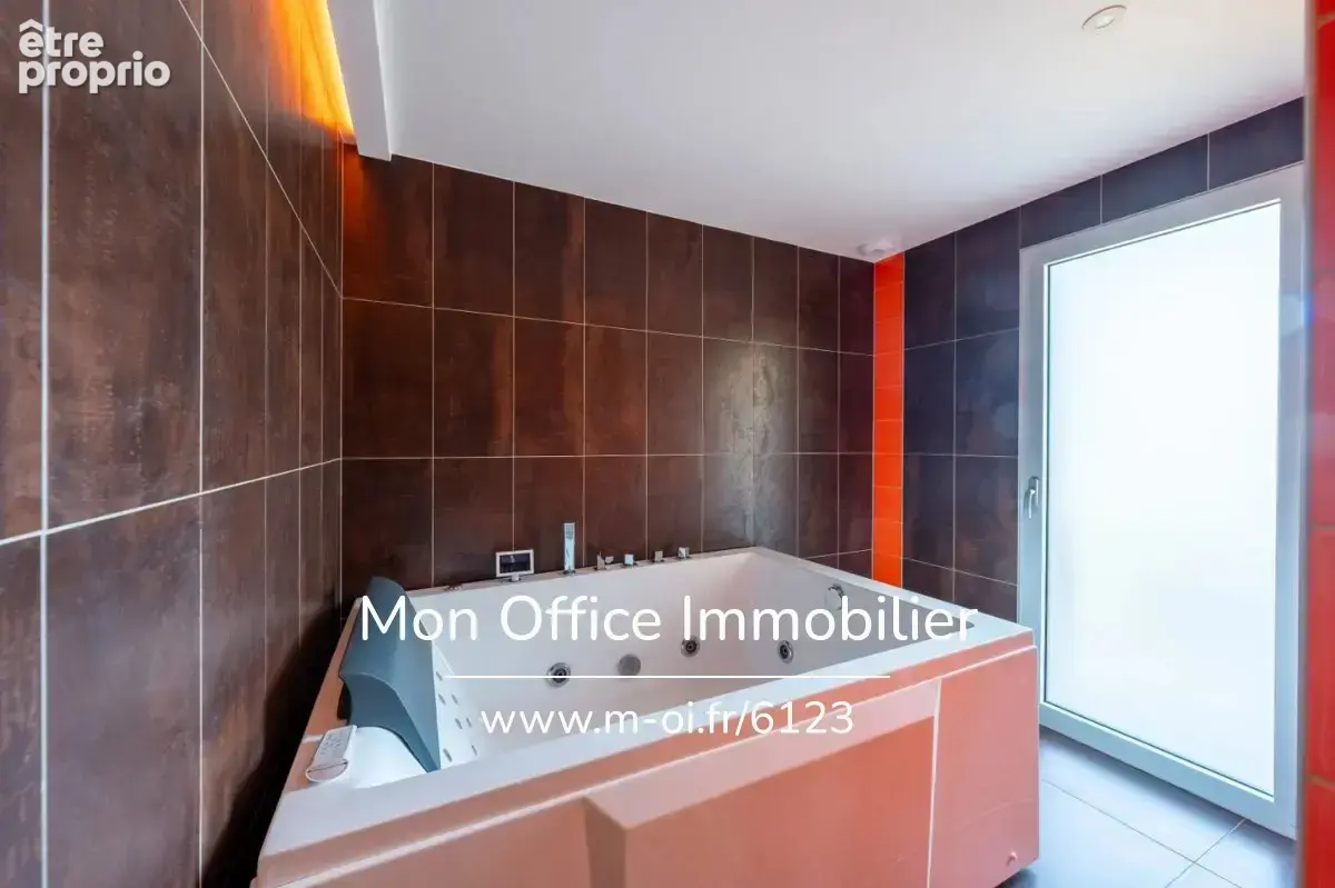 Référence : 6123-NGU. - Maison 6 pièces - 240m2 - 4 chambres - Vue MER - Piscine - Garage - photo 17