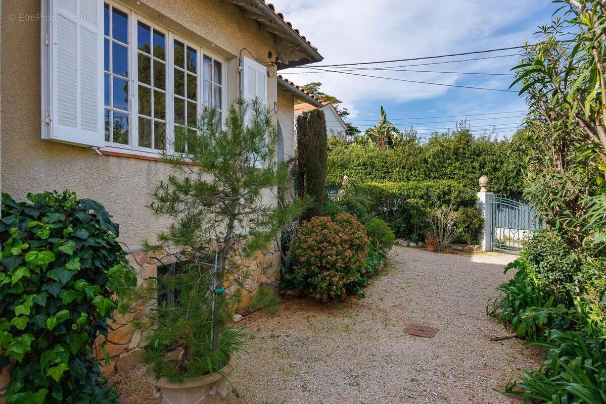 CAP D'ANTIBES - Emplacement exceptionnel - Charmante villa de 120 m² à deux pas de la plage. - photo 7