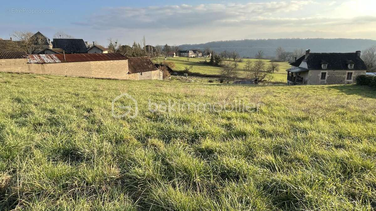  Terrain constructible – 2 400 m² – Peyrignac (Dordogne) - photo 2