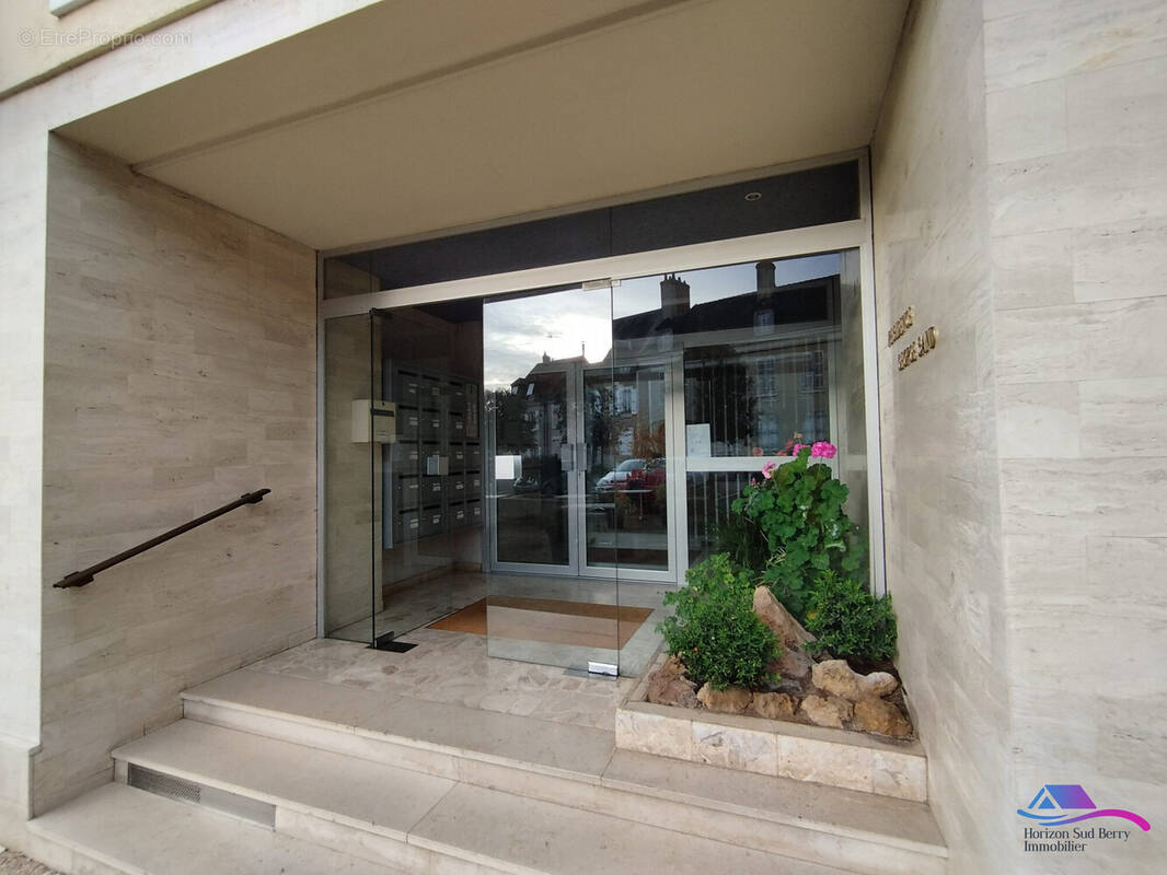 Entée bâtiment - Appartement à LA CHATRE