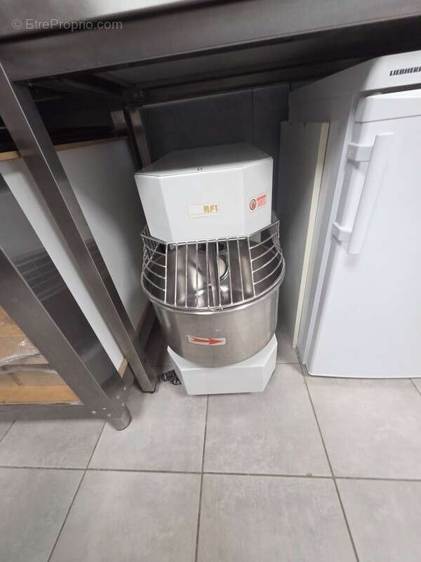 Commerce à SAINT-JULIEN-LES-ROSIERS