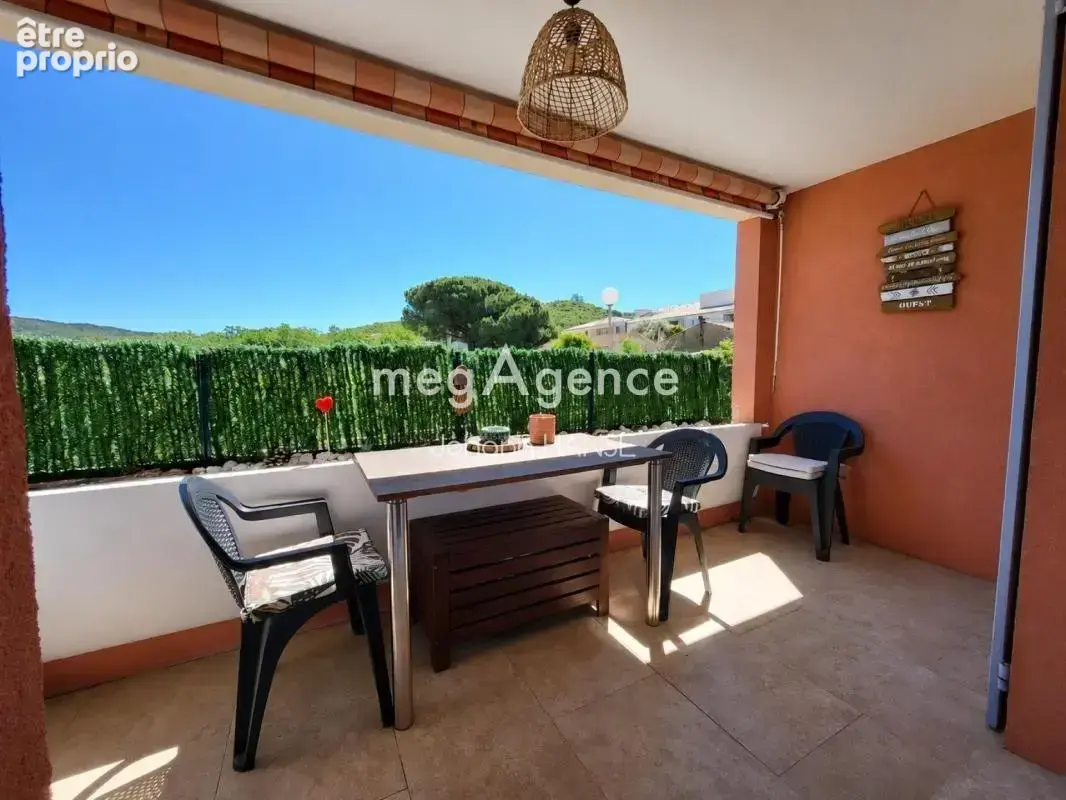 La croix-valmer – t2 29 m² – terrasse couverte 8 m² – piscine – tout à pied - photo 2