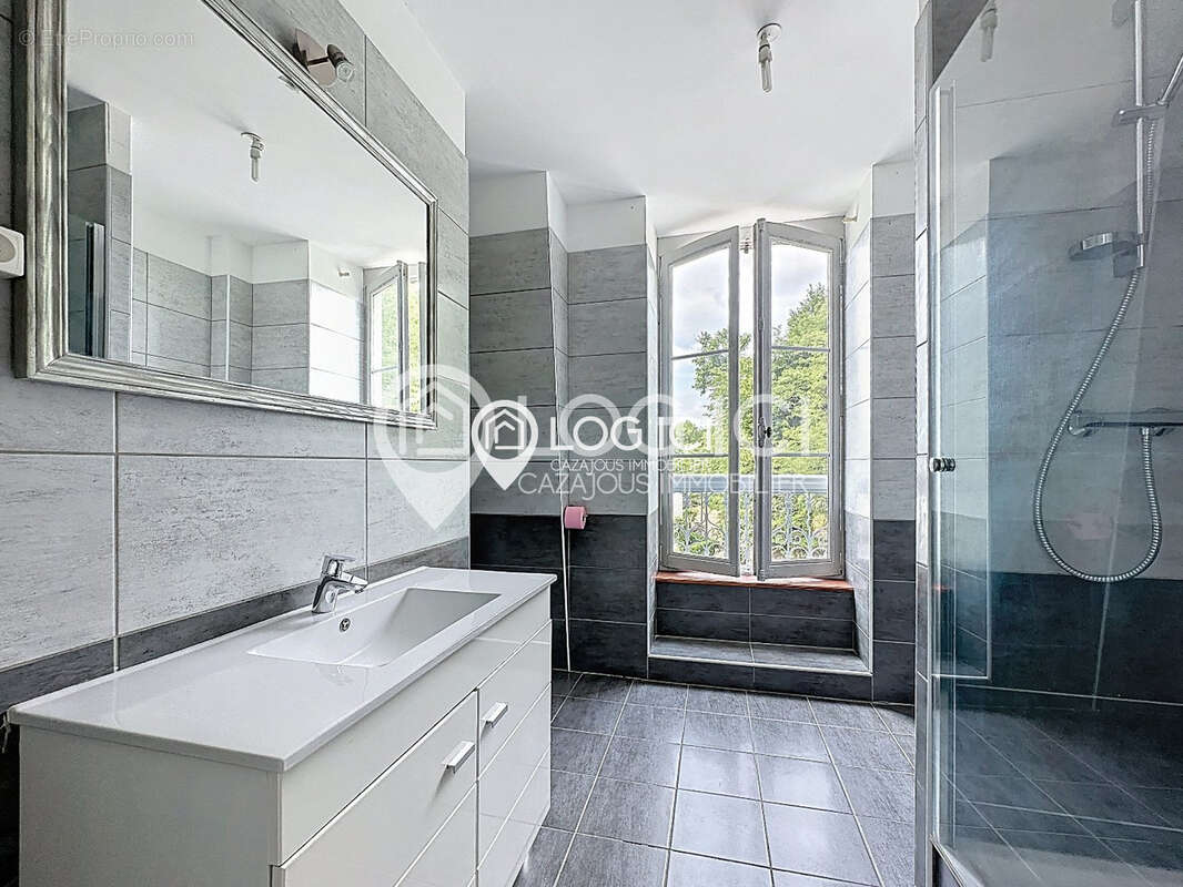 Appartement à NAY