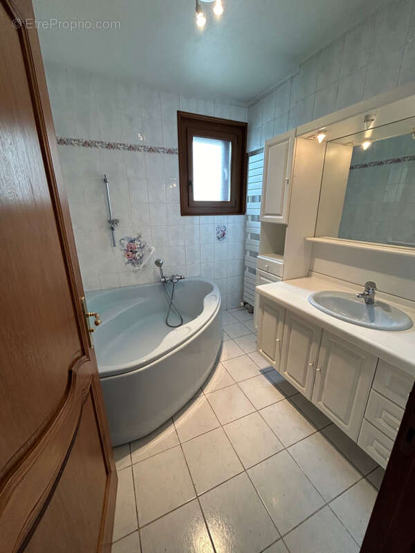Maison à vendre dans le village de Saint-Bonnet-Le-Froid avec terrain et garage. - photo 11