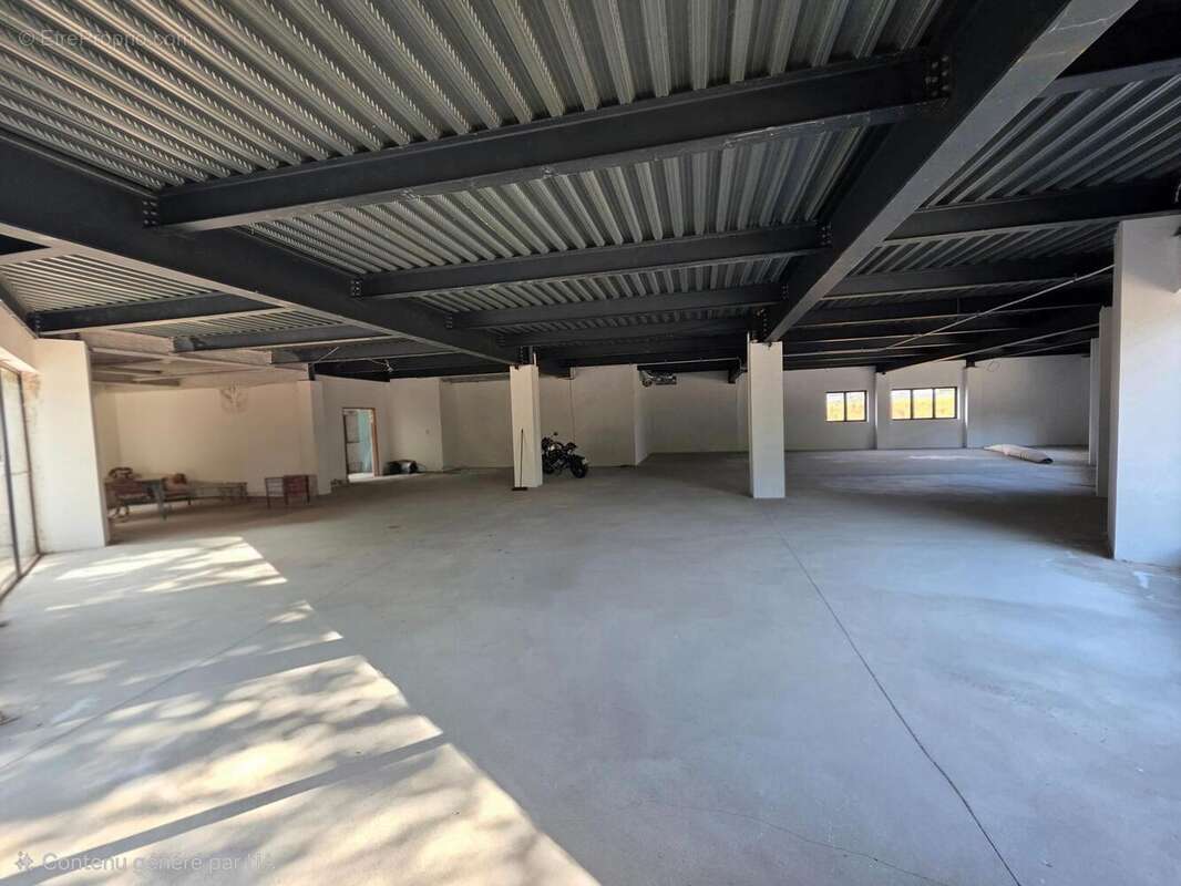 Commerce 2500 m² à Bussy-Saint-Georges  - photo 2