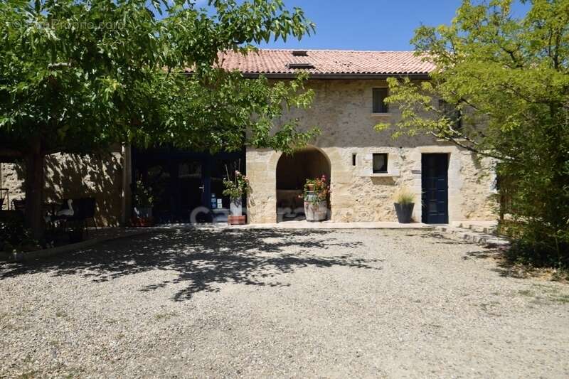 Propriété - une maison d'habitation - 5 chambres d'hôtes - 2 appartements en location sur plus de 1 hectare à SAINTE BAZEILLE (4 - photo 2