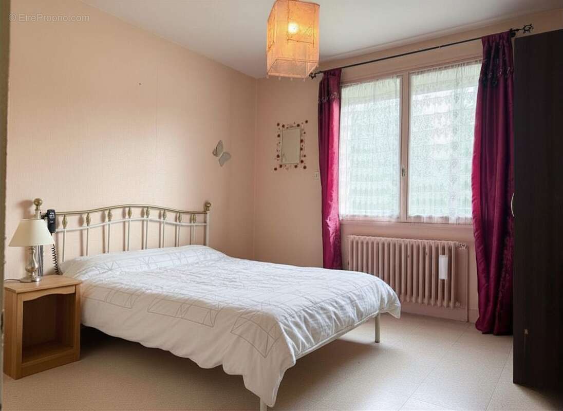 Chambre 2 - Maison à MONTFORT-LE-GESNOIS