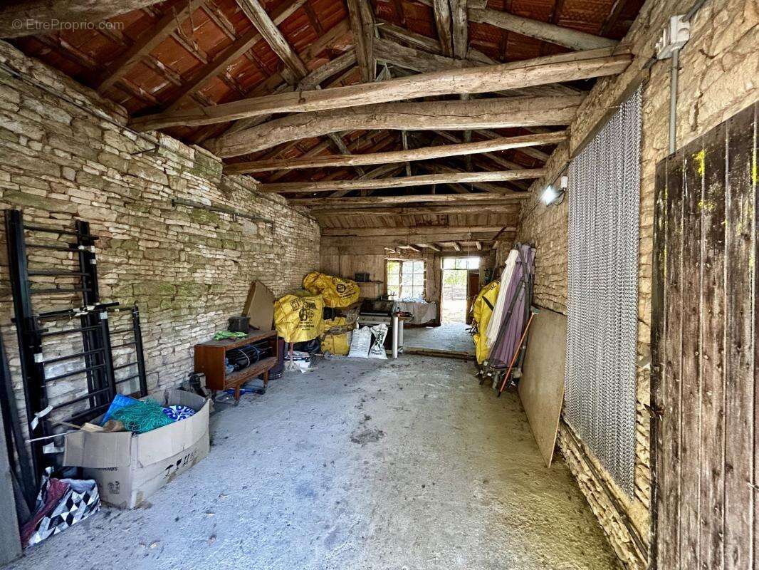 Authentique corps de ferme en pierre piscine et double garag - photo 17