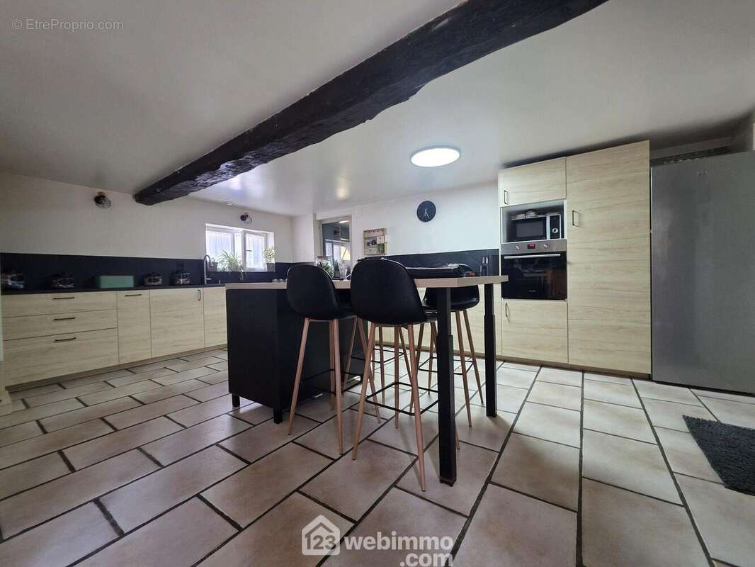 Une cuisine entièrement équipée, chaleureuse et conviviale, sublimée par son bel îlot central - Maison à SAINT-THOMAS