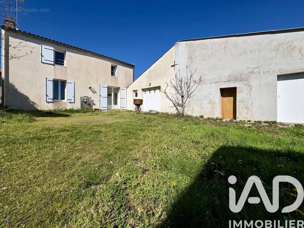 Photo 1 - Maison à SAINT-HILAIRE-LE-VOUHIS