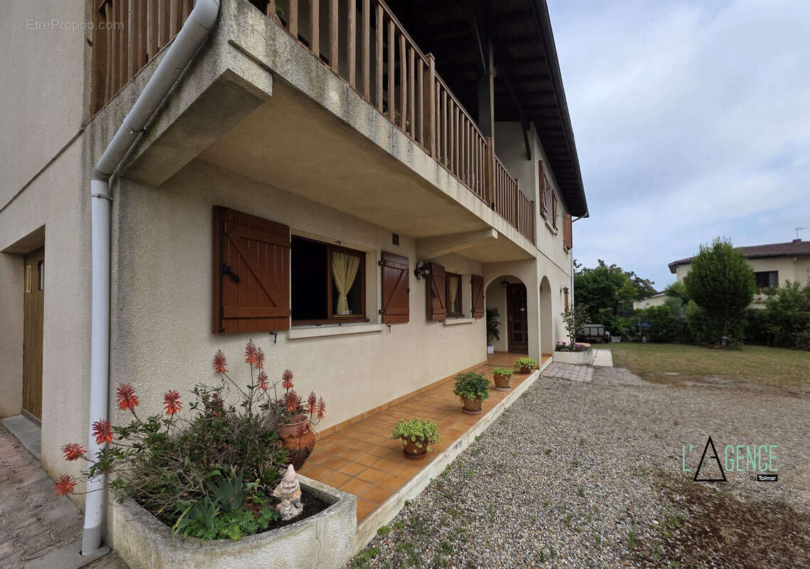 Maison 140 m² à Merignac  - photo 2