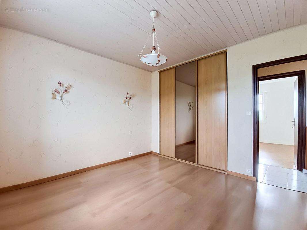 Grande maison familiale avec potentiel de deux logements – Environnement calme et verdoyant - photo 10