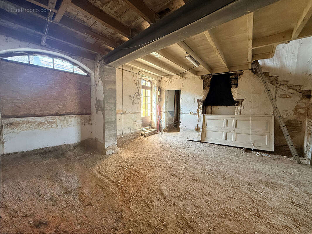 Maison à SAINT-GENIS-D&#039;HIERSAC