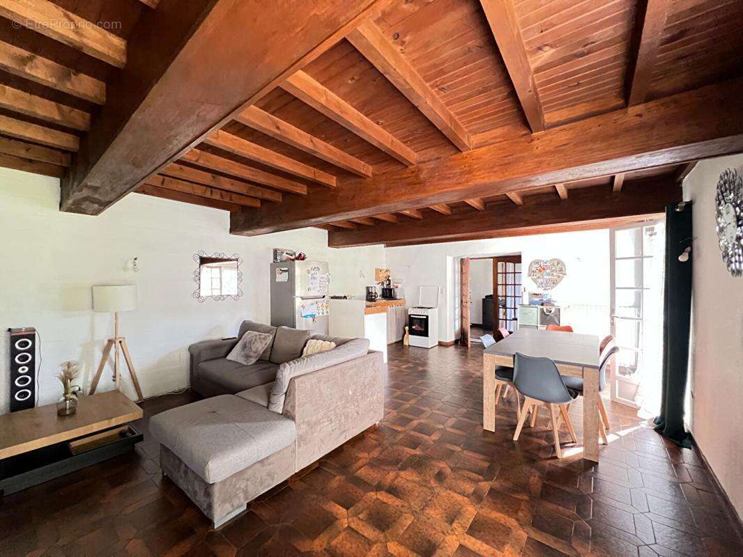 Corps de ferme avec grange et jardin clos -165 m² - Aubiat - Fort potentiel - photo 7
