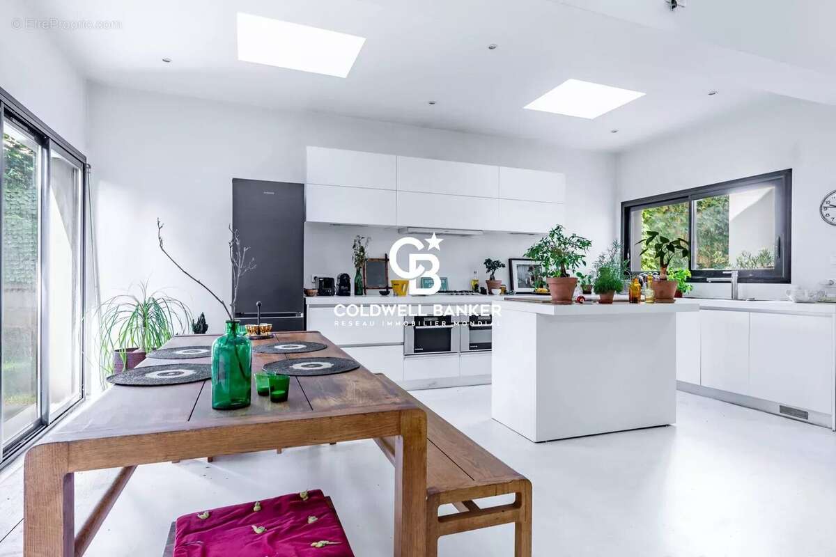 Maison à MARNES-LA-COQUETTE