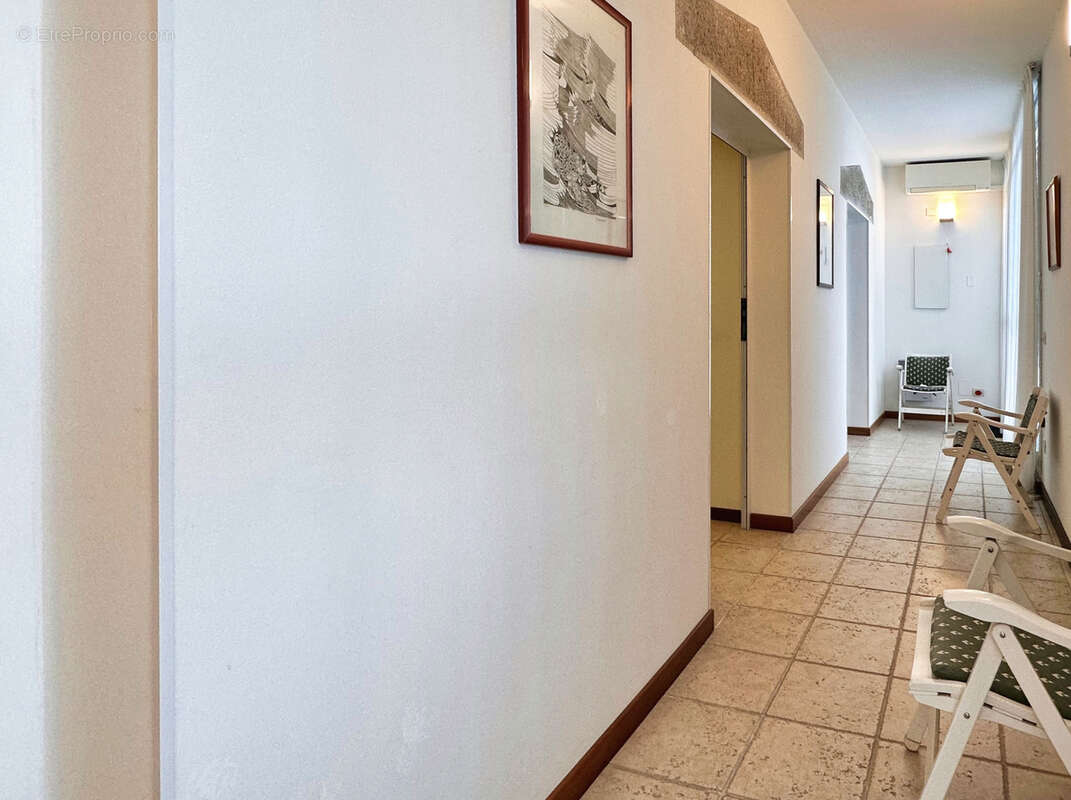 MENTON   Garavan   Lumineux 3 pièces dans une villa historique avec piscine - photo 15