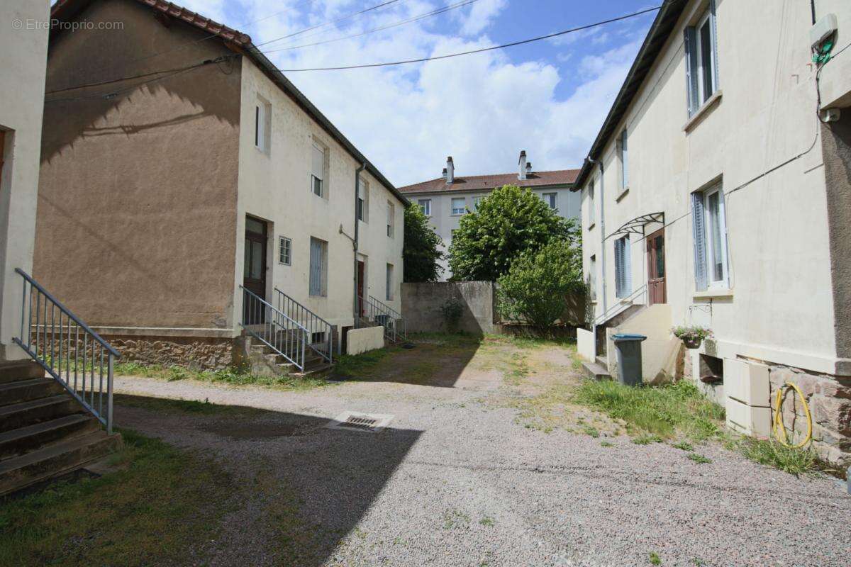 Ensemble de trois immeubles avec jardin et garages - photo 3