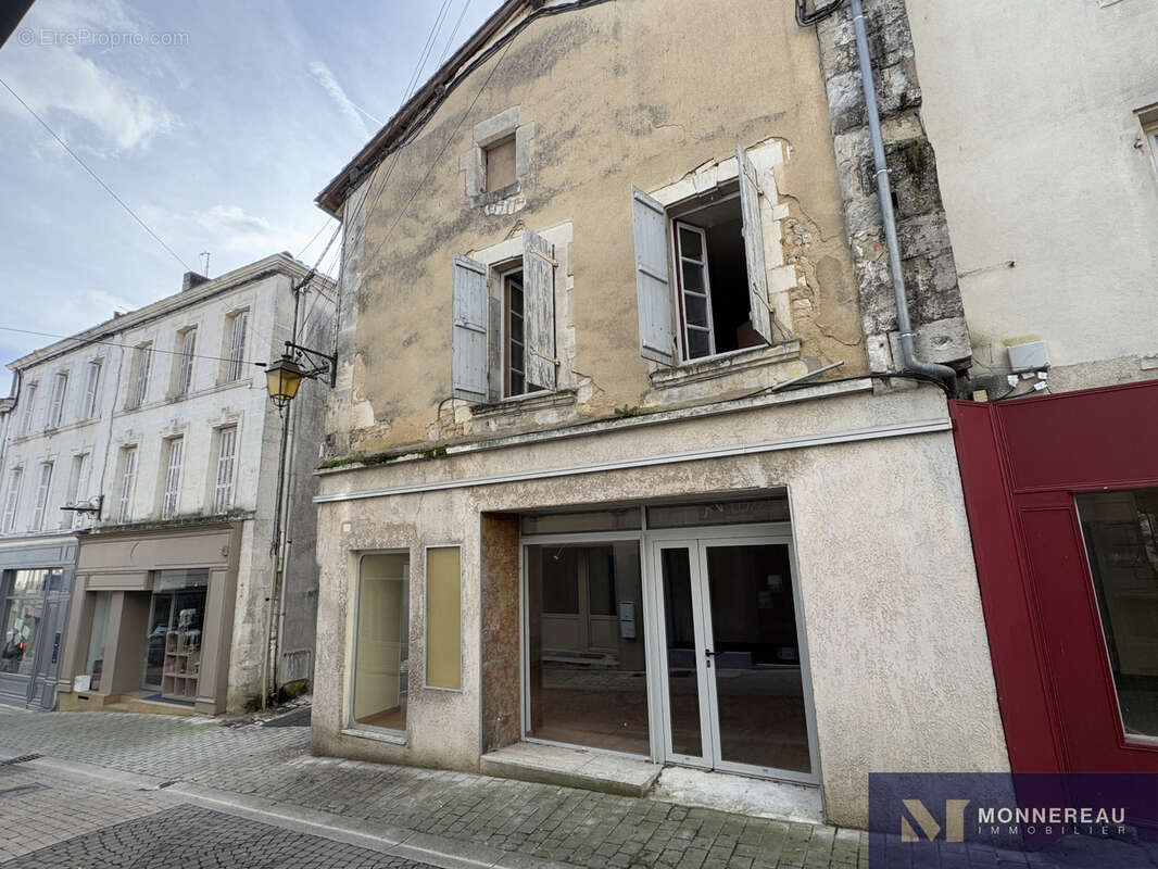 Appartement à BARBEZIEUX-SAINT-HILAIRE