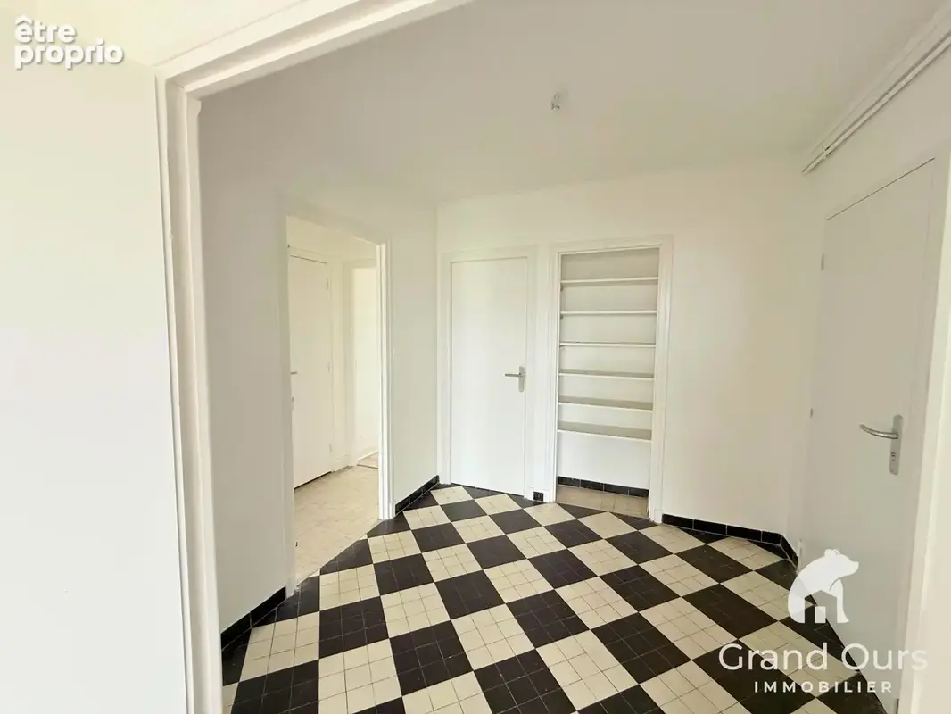 YZEURE - Appartement T4bis Lumineux avec Balcons, Garage et Jardin Privatif - photo 4