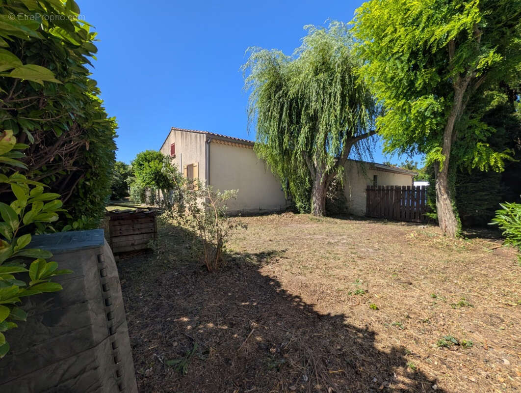 Maison à ENTRAIGUES-SUR-LA-SORGUE