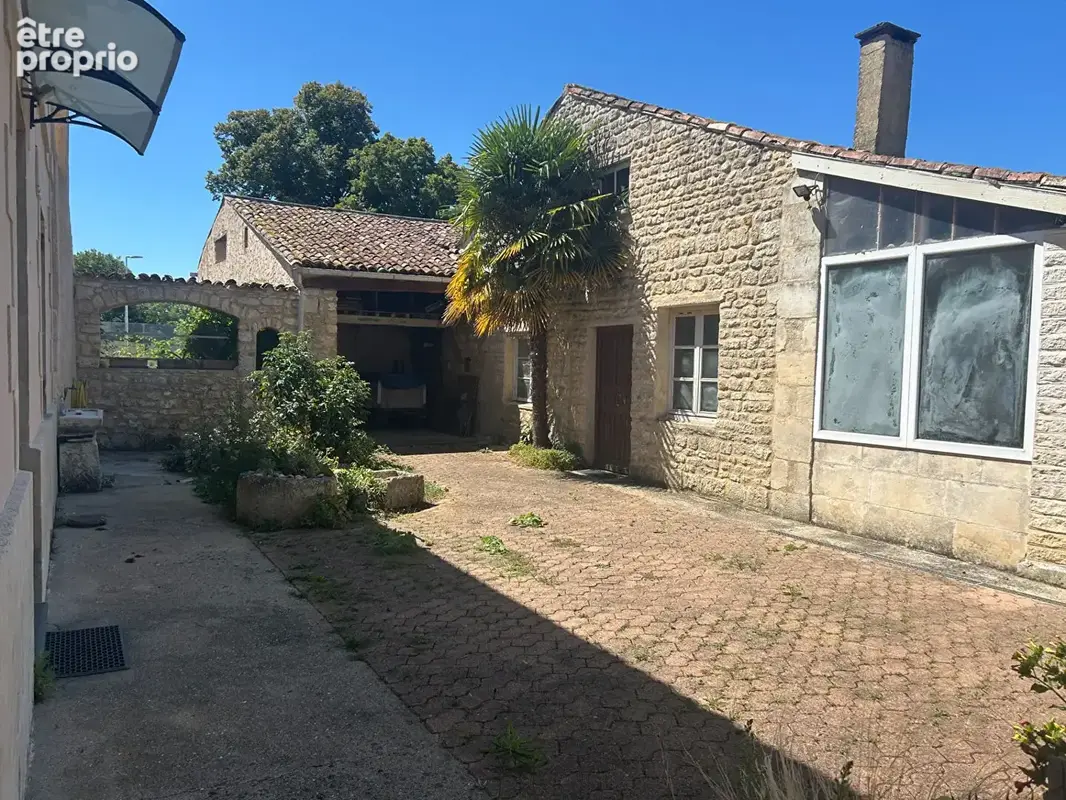 Maison de caractère avec grandes dépendances et jardin de 1 200 m² - photo 4