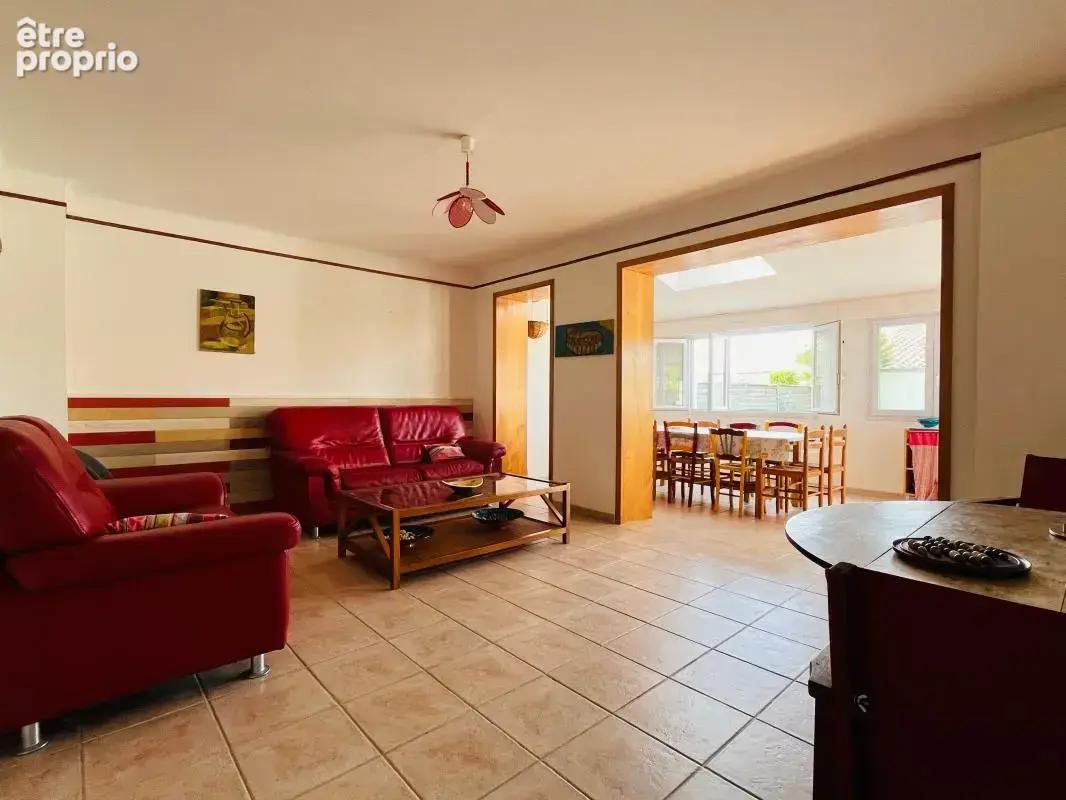 Maison familiale avec piscine et garage à proximité de la mer et des commerces - photo 2