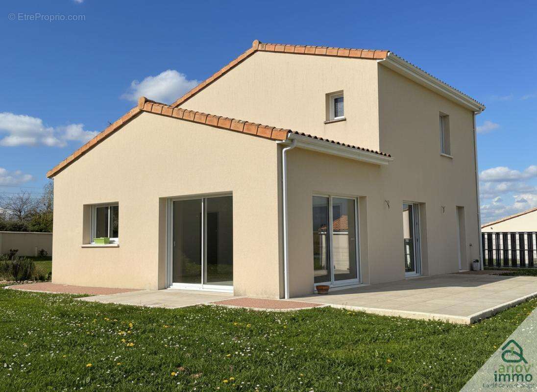Maison à MAGNAC-SUR-TOUVRE