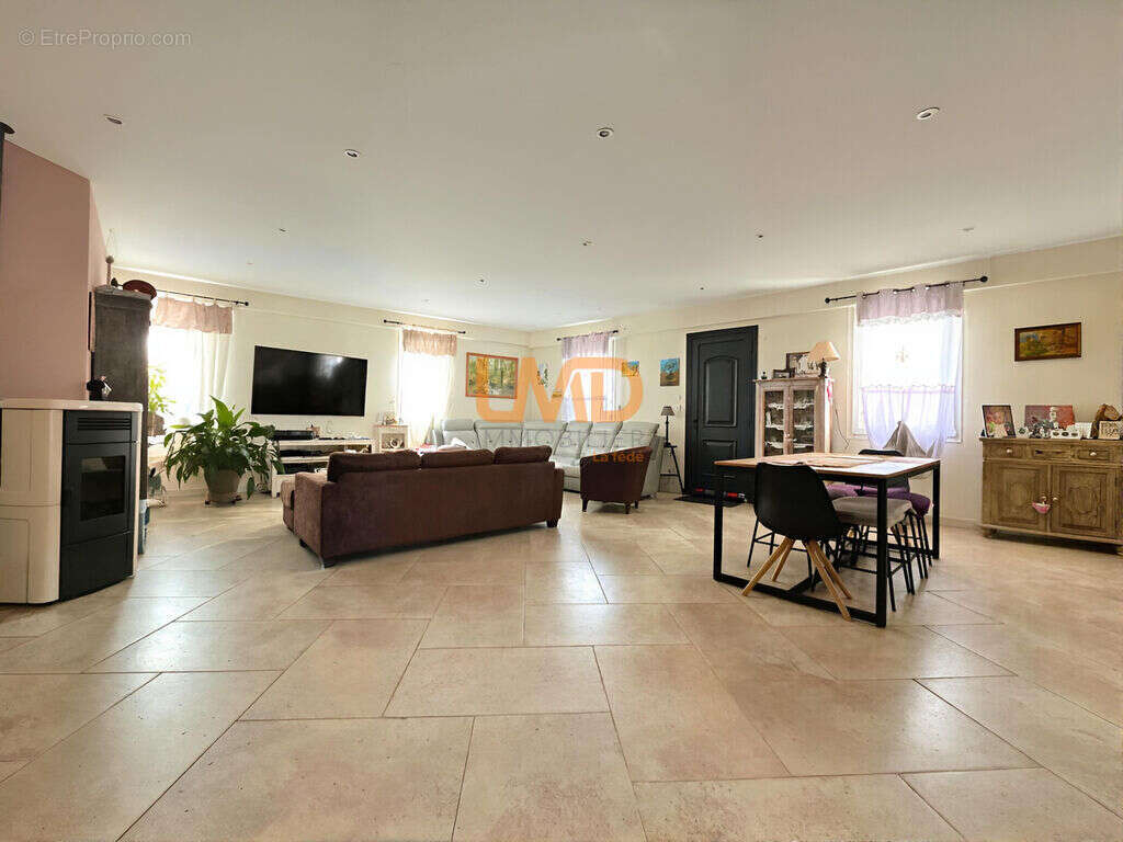 Figanières – Mas rénové 171 m², 3 suites, terrain piscinable - photo 8