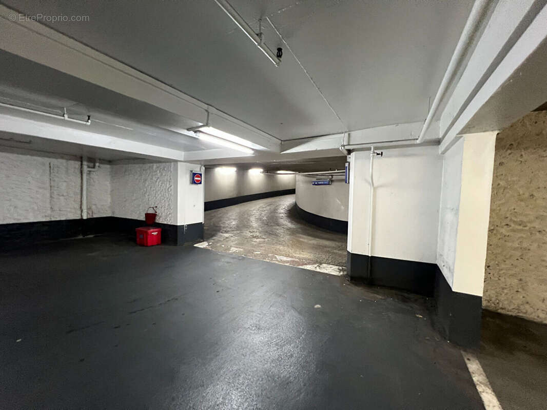 Parking à PARIS-9E