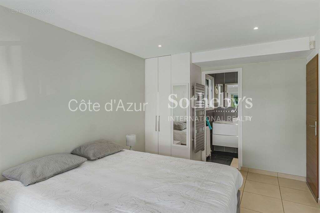 Golfe-Juan, appartement rénové en étage élevé avec terrasse et vue mer panoramique - photo 8