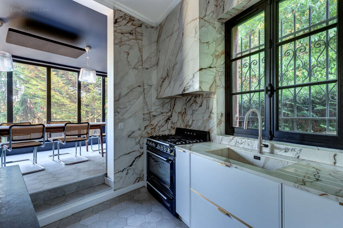 Elégante meulière de 12 pièces sur un terrain de 492 m² - photo 5
