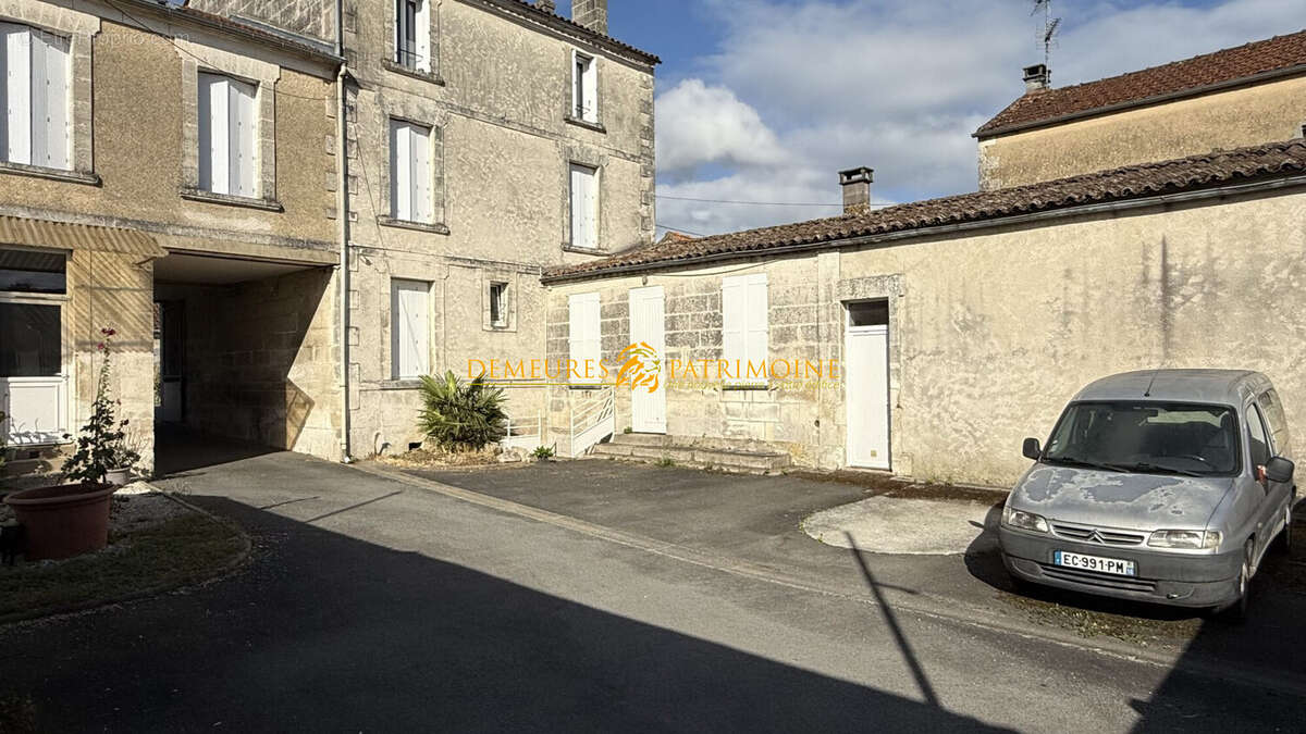Appartement 363 m² à Saint-Yrieix-Sur-Charente  - photo 4