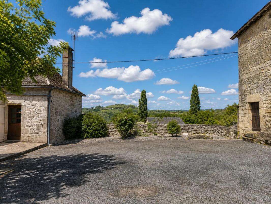 Maison en pierre avec étang et vastes dépendances - photo 13