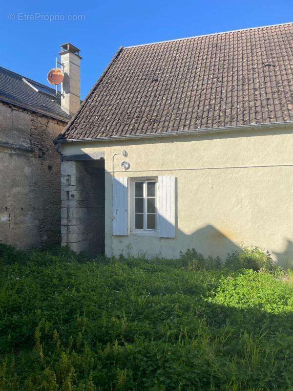 Maison de village à fort potentiel  133 m² + combles aménageables  Proche Saint-Amand-Montrond - photo 8