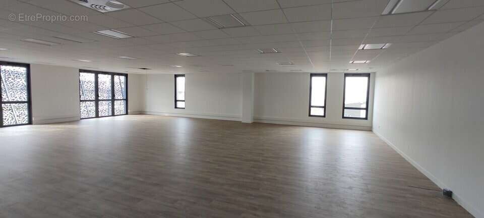 Commerce à VAULX-MILIEU