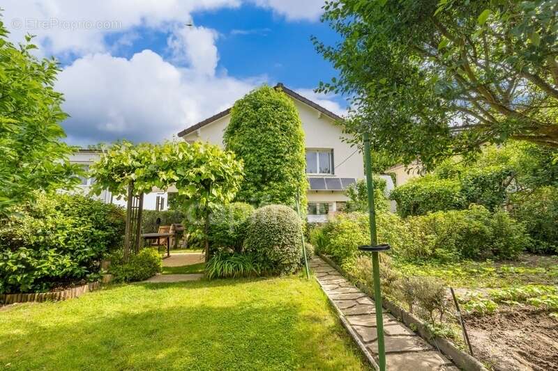 Maison à SAINTE-GENEVIEVE-DES-BOIS