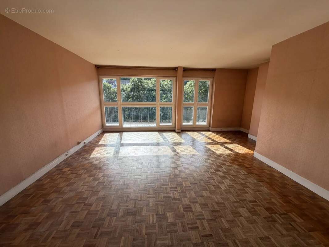 Bougival – Appartement familial 3 chambres avec terrasse et parking – Résidence arborée avec piscine - photo 3