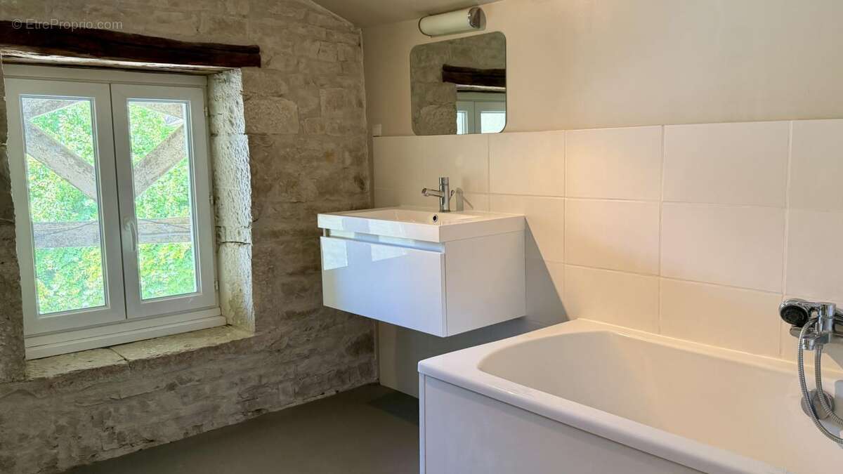 ? Maison charentaise rénovée à Aigre   146 m2   179 000 EUR FA - photo 7
