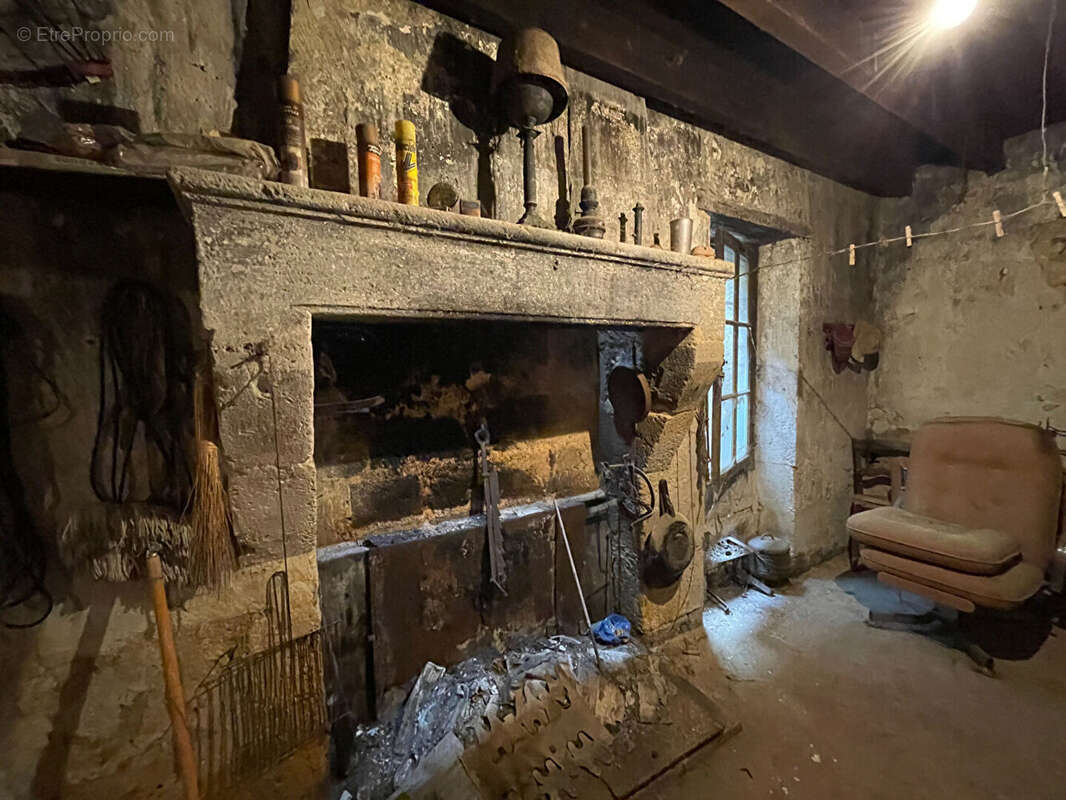 Grande maison en pierre à rénover dans un village prisé - photo 12