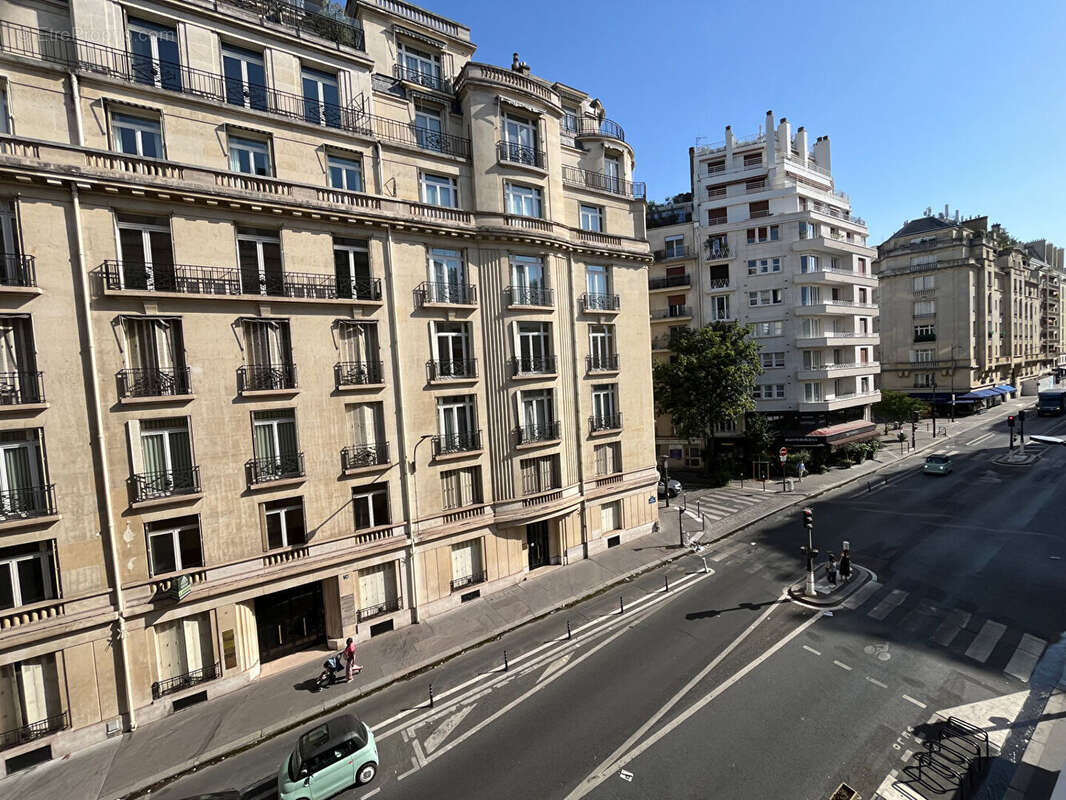 Appartement Paris Trocadéro 4 pièce(s) 82.07 m2 HSP 2.78M - photo 3
